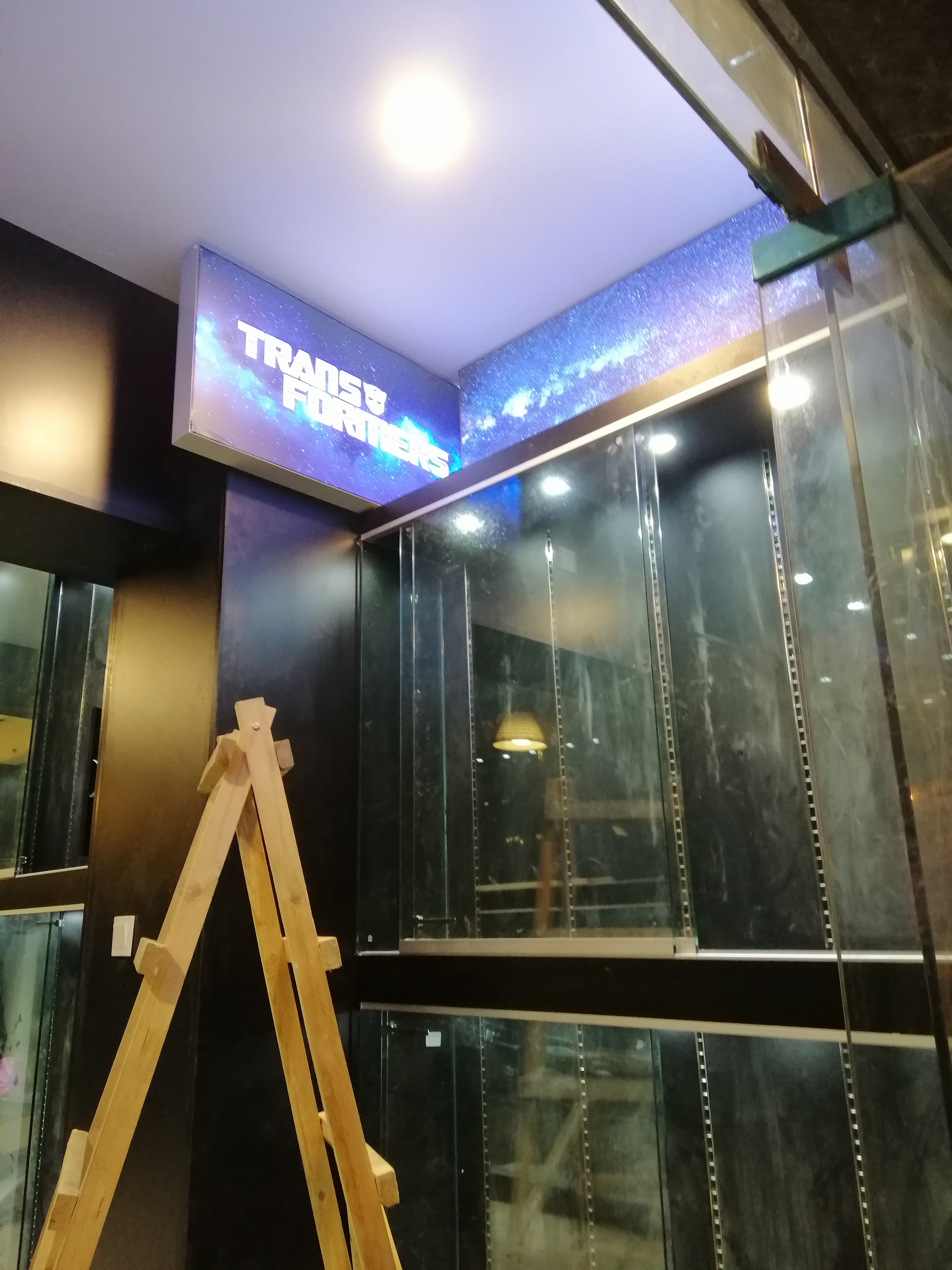 花照壁萬代手辦店展柜施工