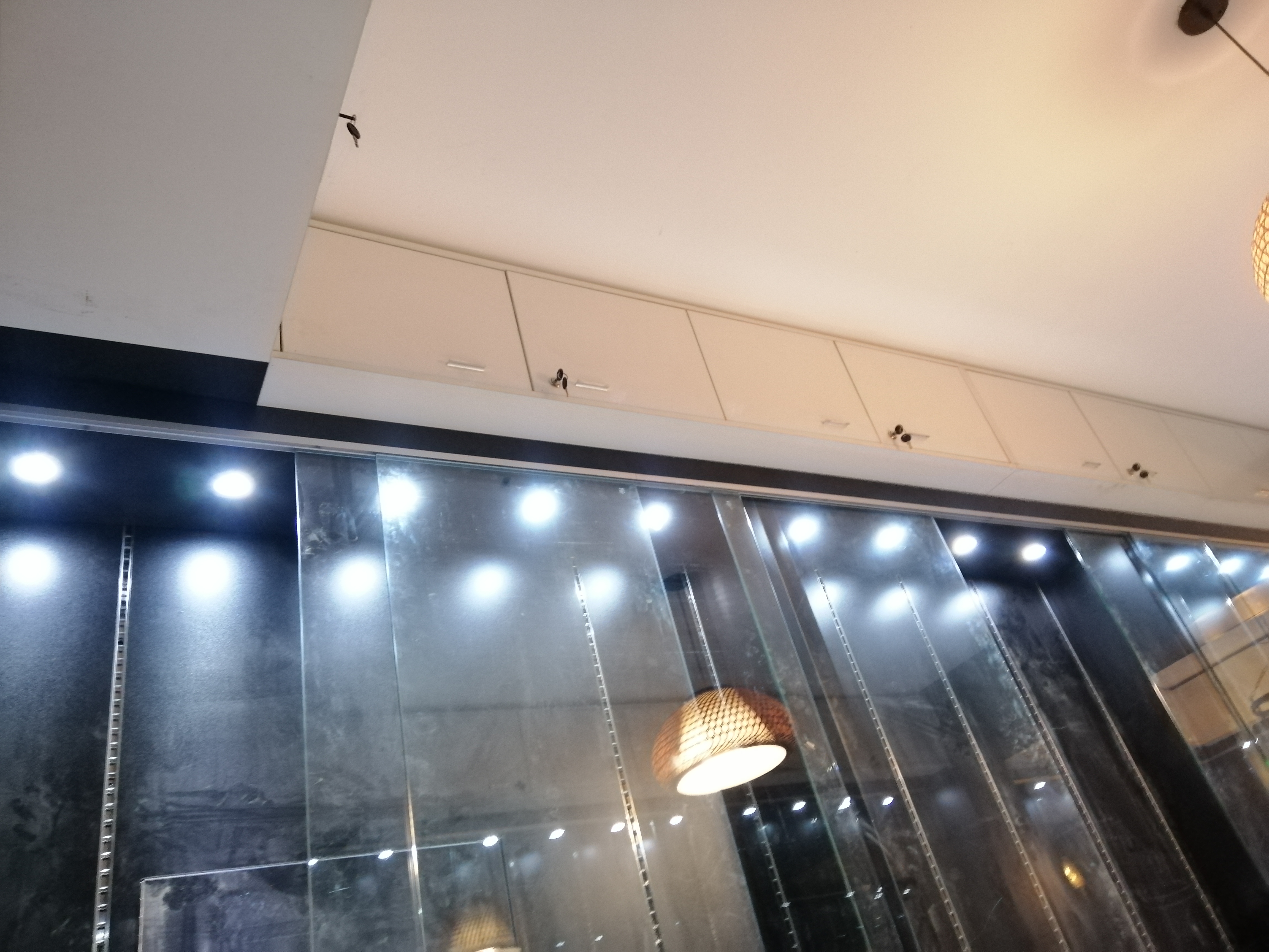 花照壁萬代手辦店展柜施工