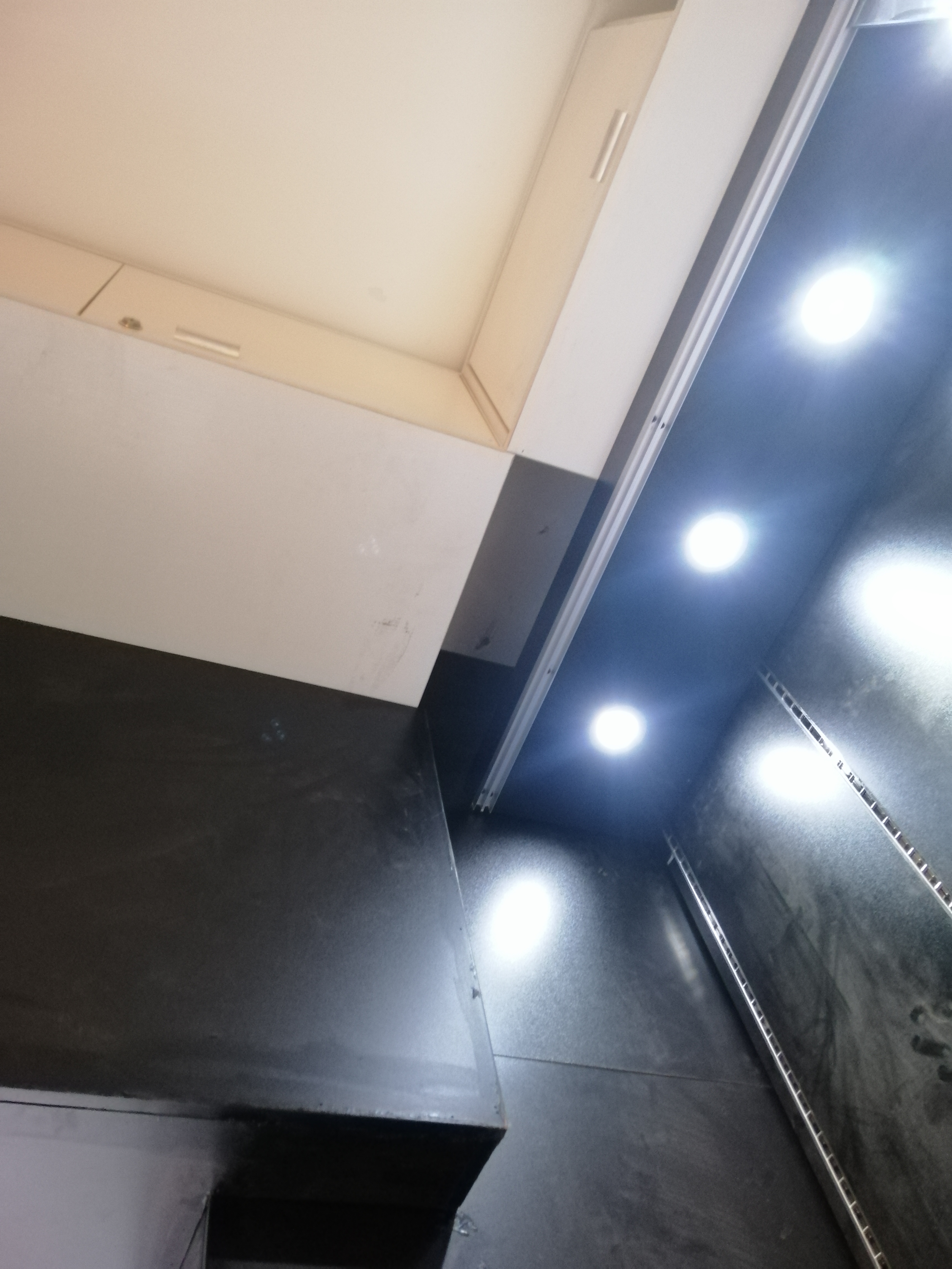 花照壁萬代手辦店展柜施工