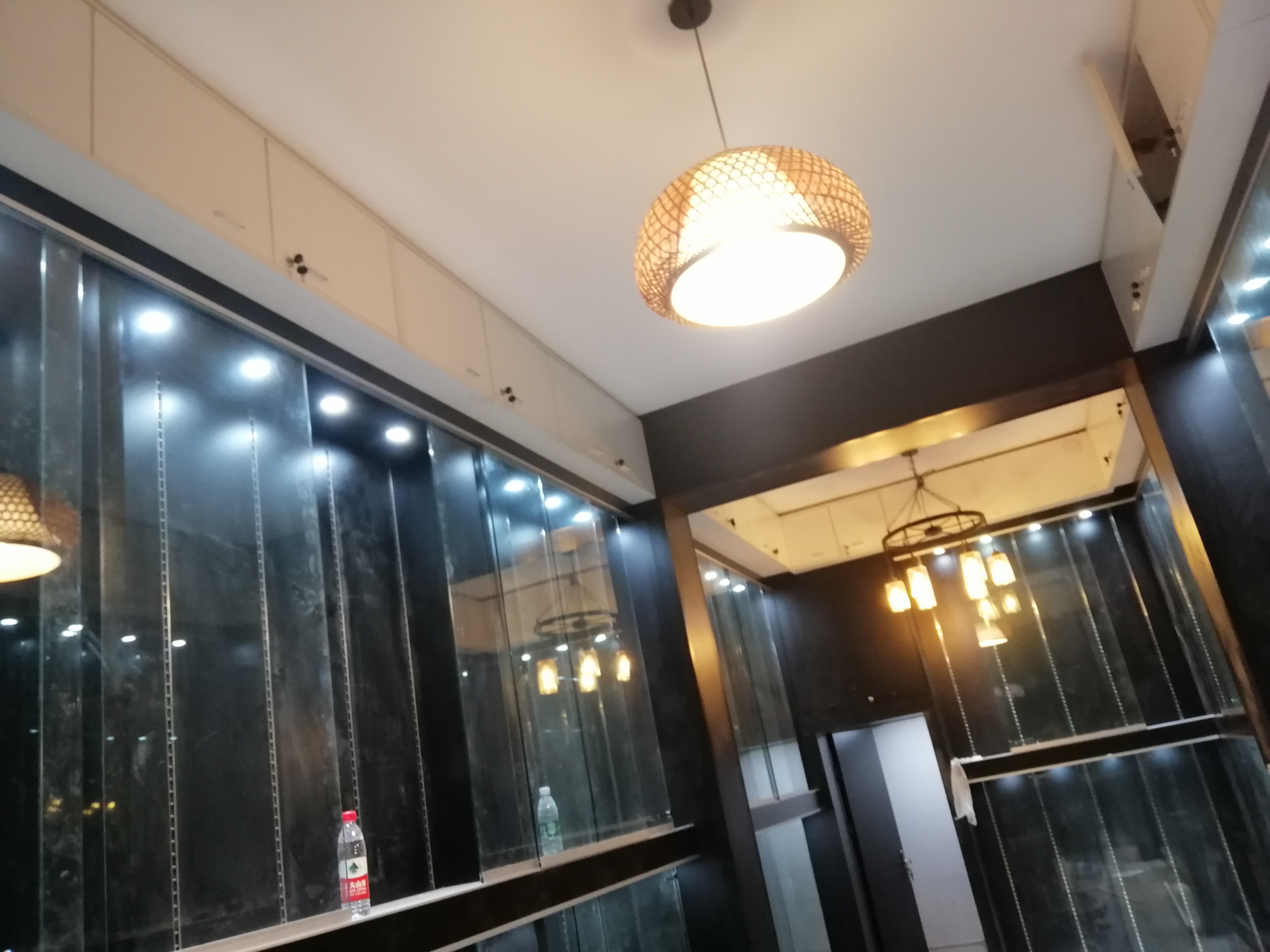 花照壁萬代手辦店展柜施工