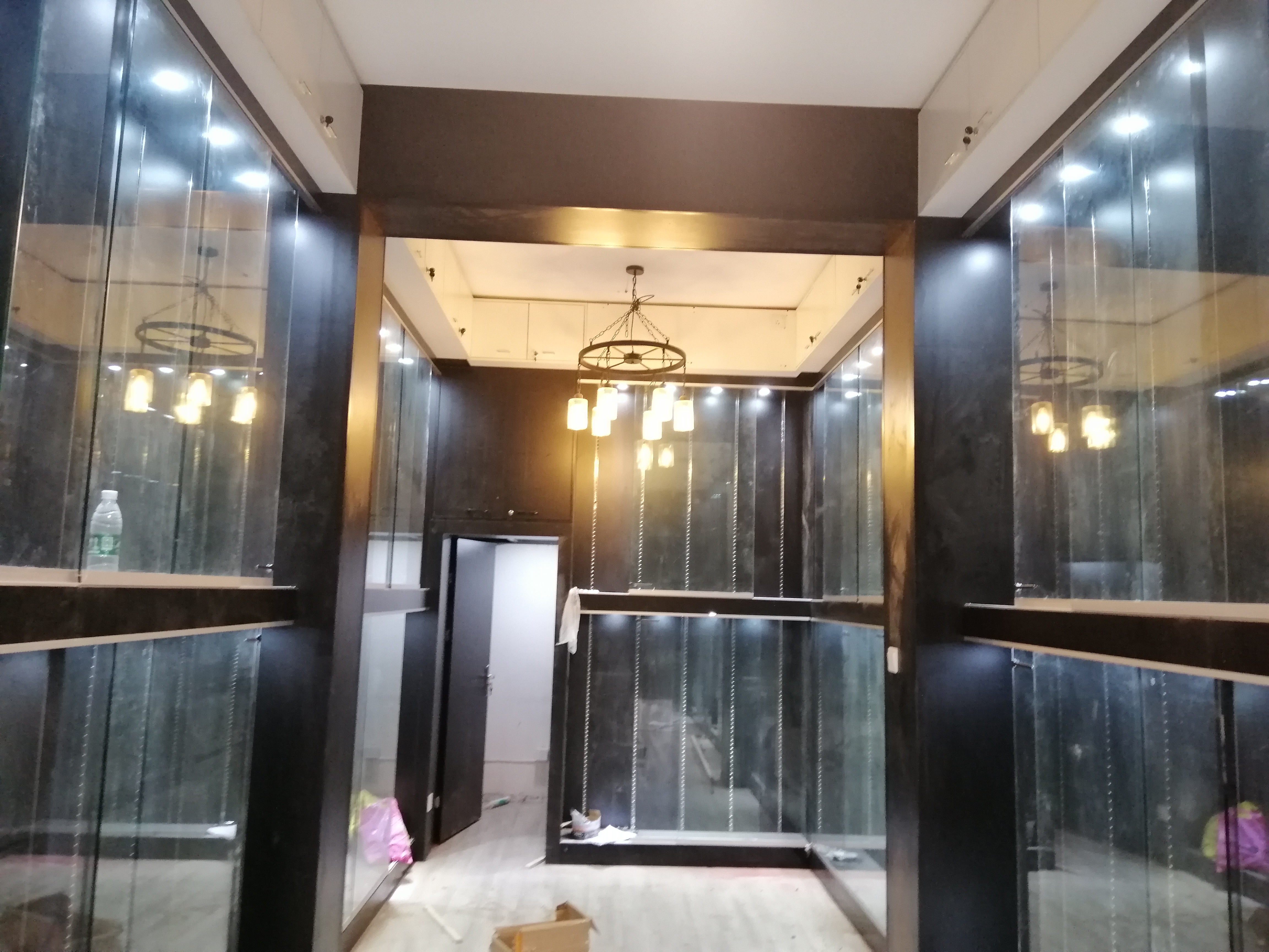 花照壁萬代手辦店展柜施工