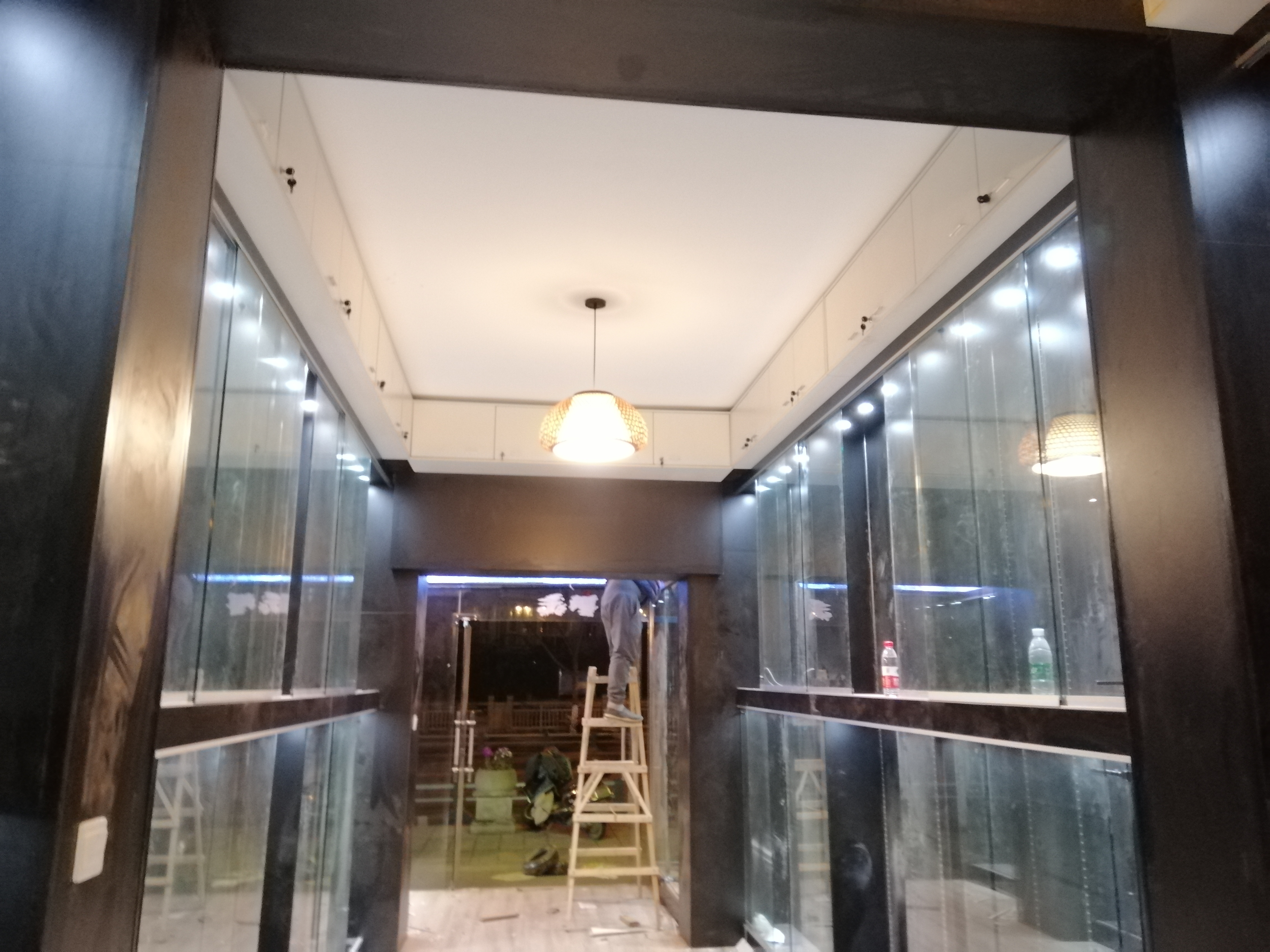 花照壁萬代手辦店展柜施工