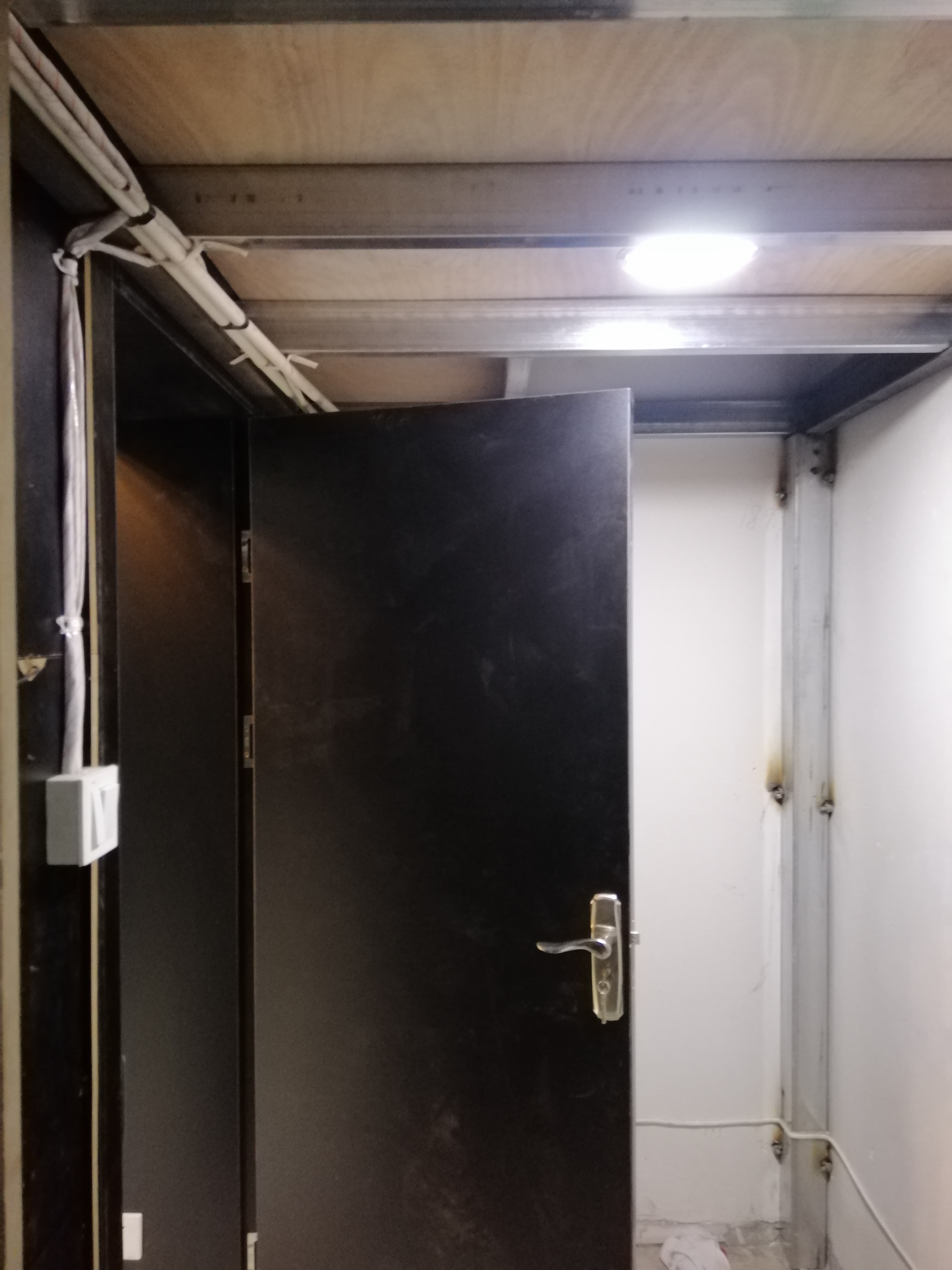 花照壁萬代手辦店展柜施工