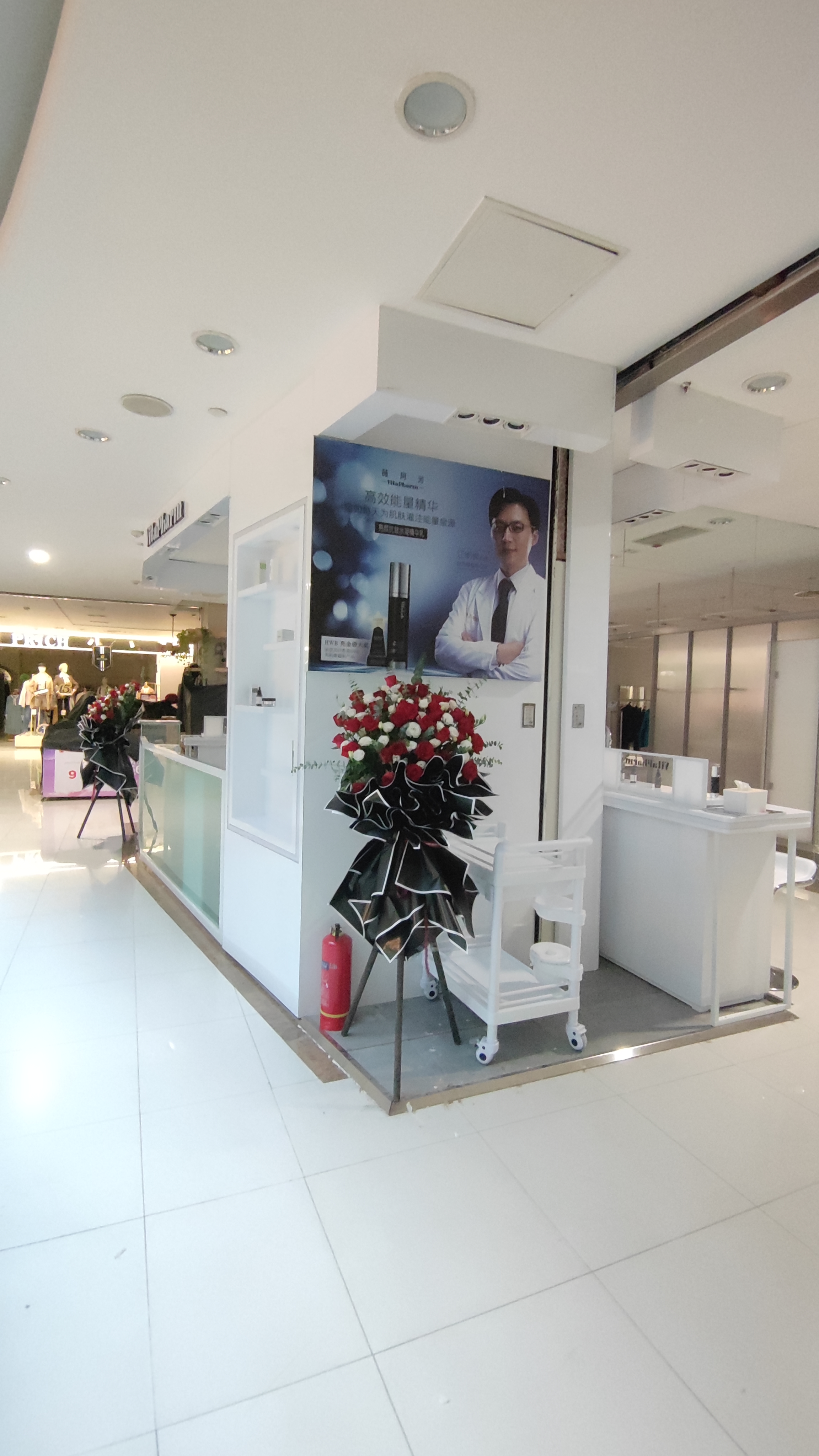 王府井薇珂芳,美妝行業展柜